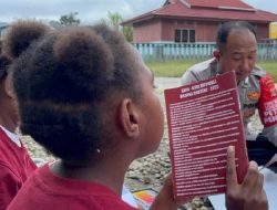 Polisi di Oksibil Jadi Guru Dadakan, Anak-Anak Antusias Belajar Calistung